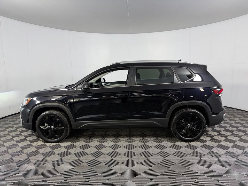 Used 2025 Volkswagen Taos SE w/ Panoramic Sunroof Package FWD image 10