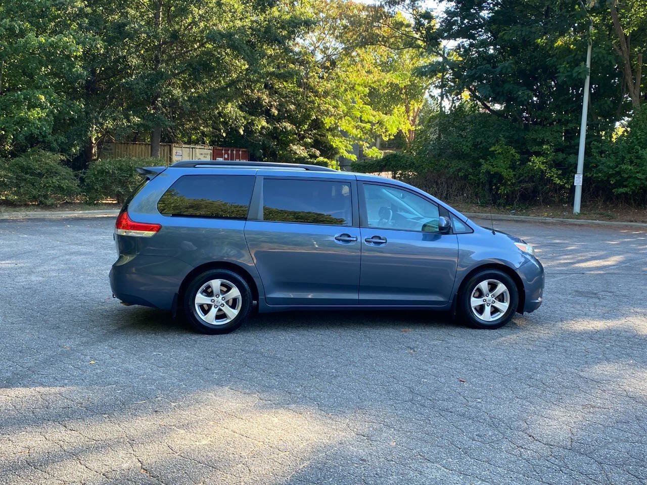 Used 2013 Toyota Sienna LE w/ Towing Pkg FWD image 4