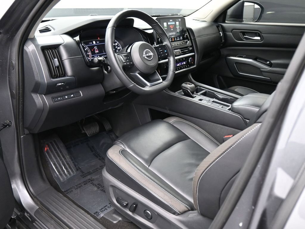 Used 2024 Nissan Pathfinder SL w/ SL Premium Package FWD image 2