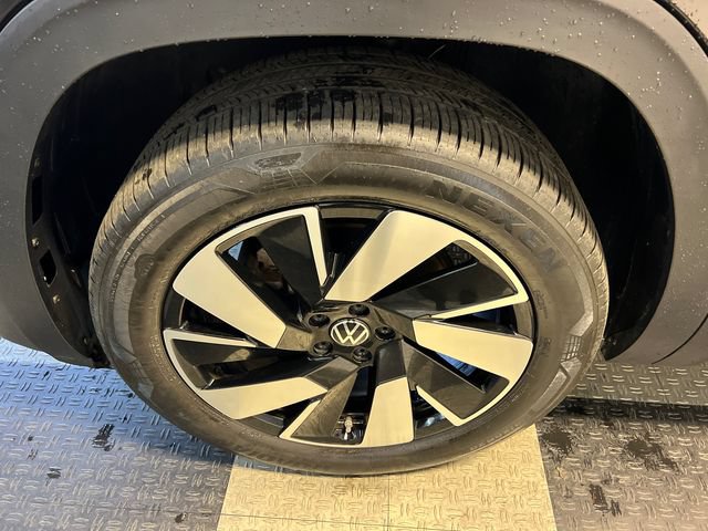 Certified 2024 Volkswagen Atlas Cross Sport SE FWD image 9