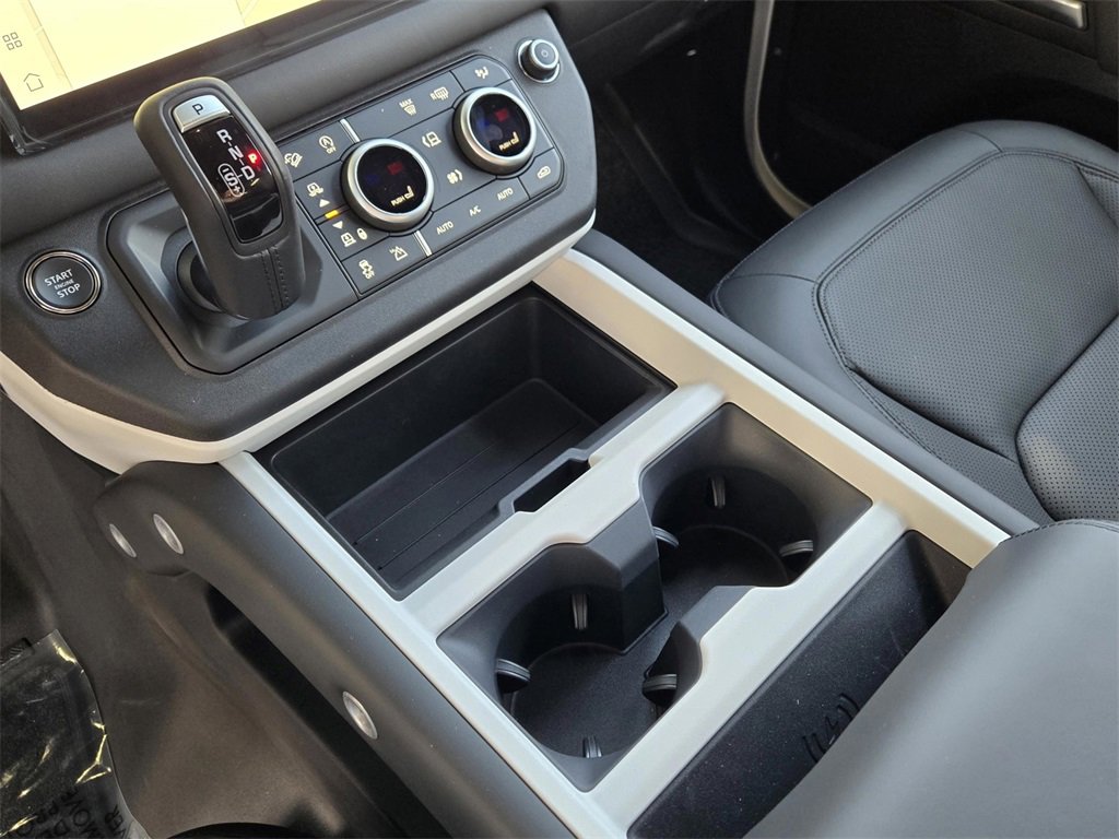 Used 2025 Land Rover Defender 90 X-Dynamic SE image 15