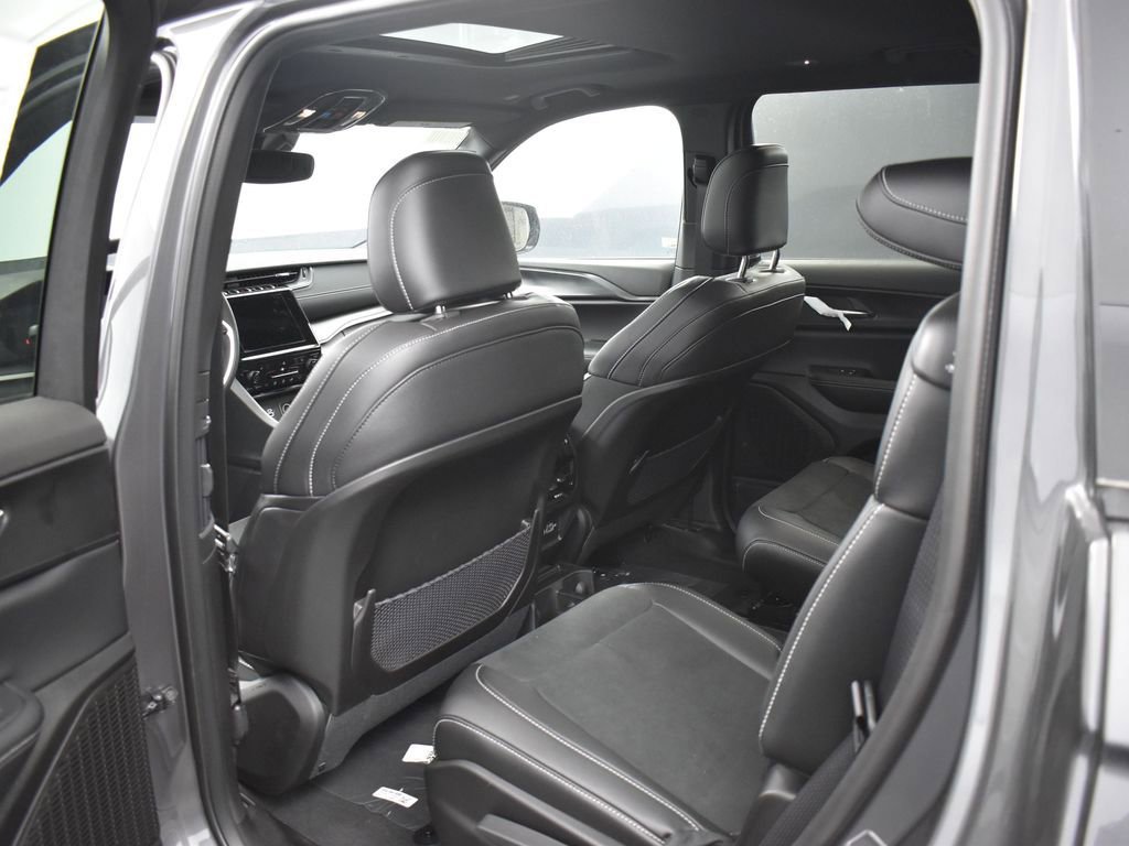 Used 2025 Jeep Grand Cherokee L Altitude image 13
