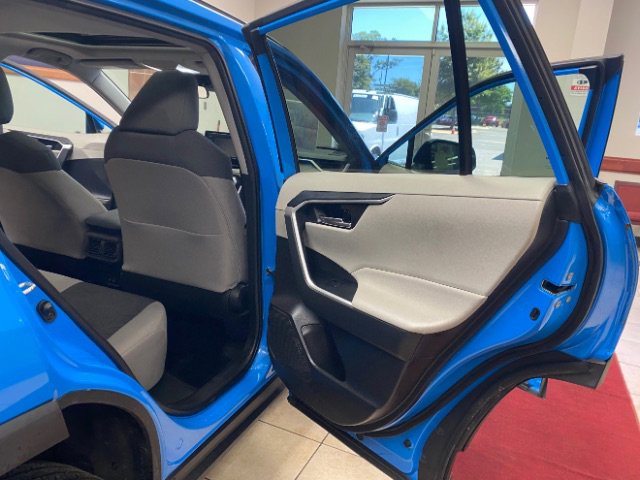 Used 2021 Toyota RAV4 XLE w/ Convenience Package FWD image 12