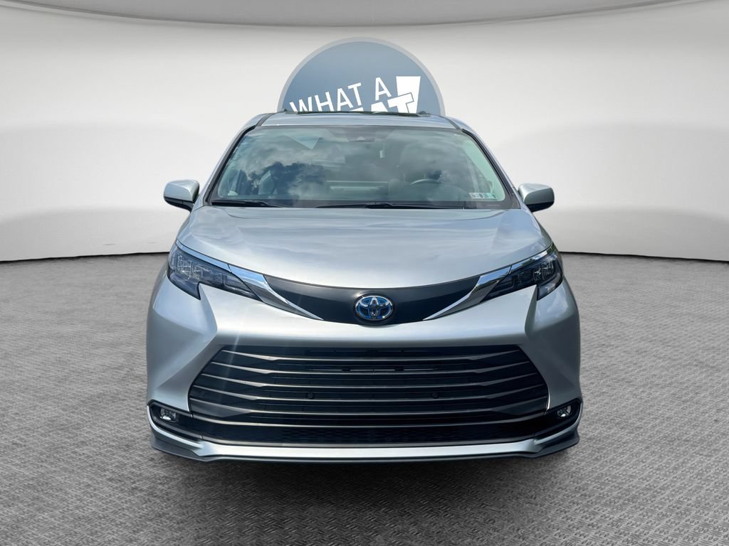 Used 2025 Toyota Sienna XLE w/ XLE Plus Package AWD/4WD image 9