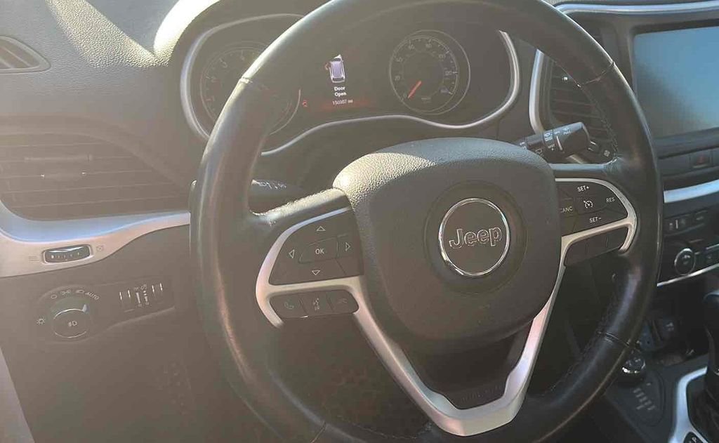 Used 2015 Jeep Cherokee Trailhawk w/ Leather Interior Group AWD/4WD image 8