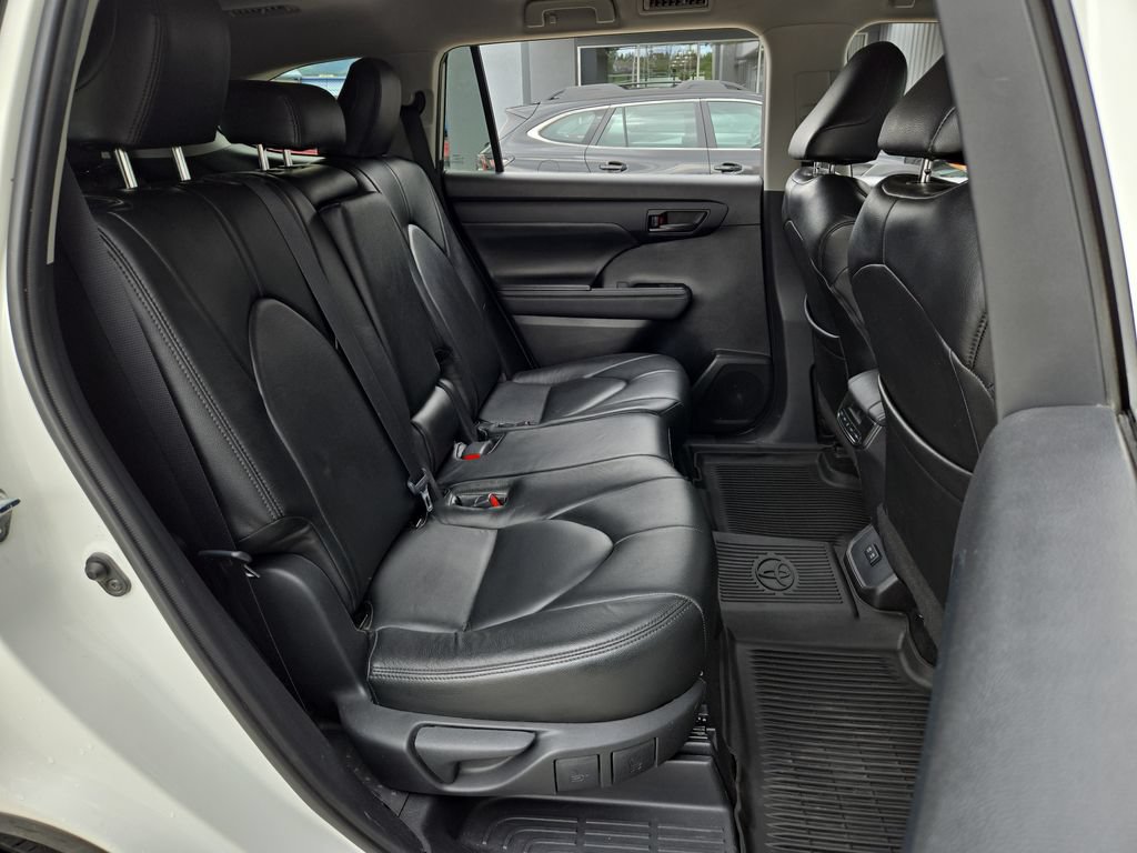Used 2020 Toyota Highlander LE AWD/4WD image 17