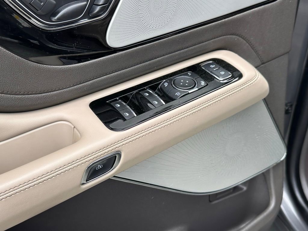 Used 2023 Lincoln Aviator Reserve w/ Equipment Group 201A image 17