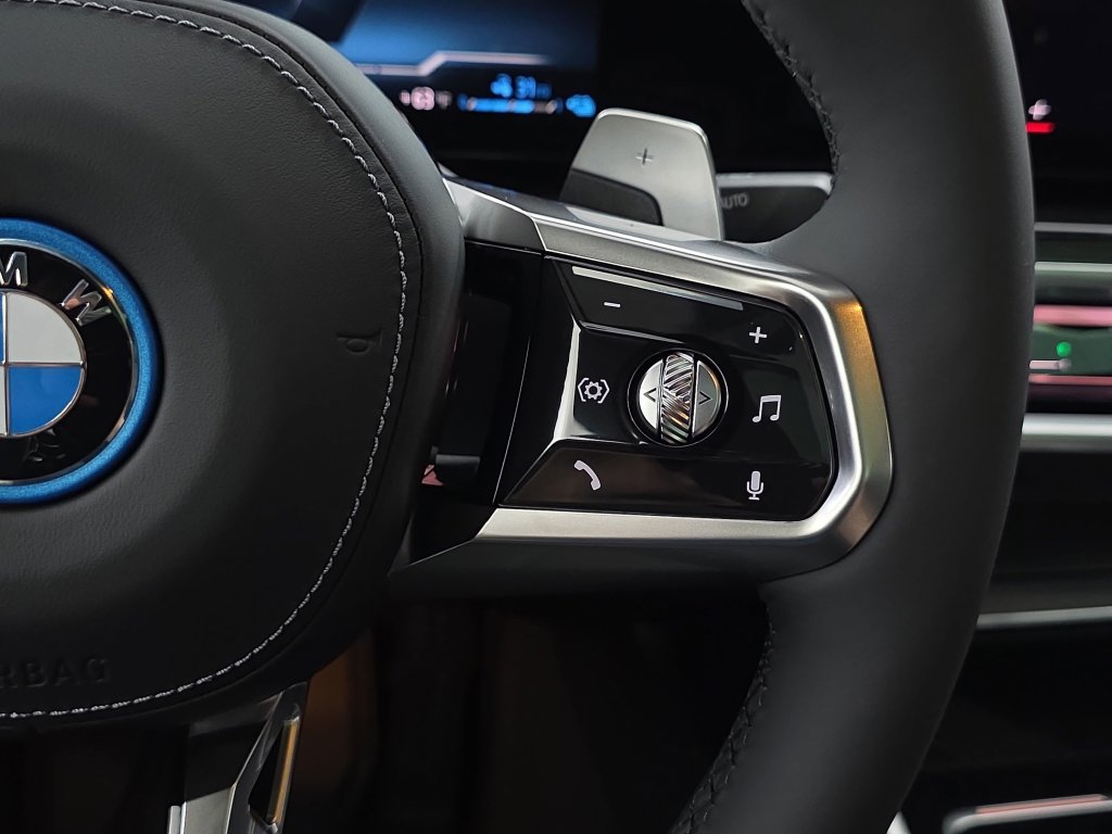 New 2026 BMW 750e xDrive w/ Executive Package AWD/4WD image 18
