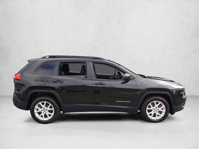 Used 2016 Jeep Cherokee Sport FWD image 4