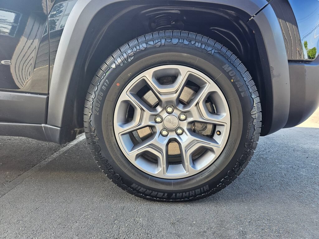 Used 2020 Jeep Cherokee Trailhawk AWD/4WD image 9
