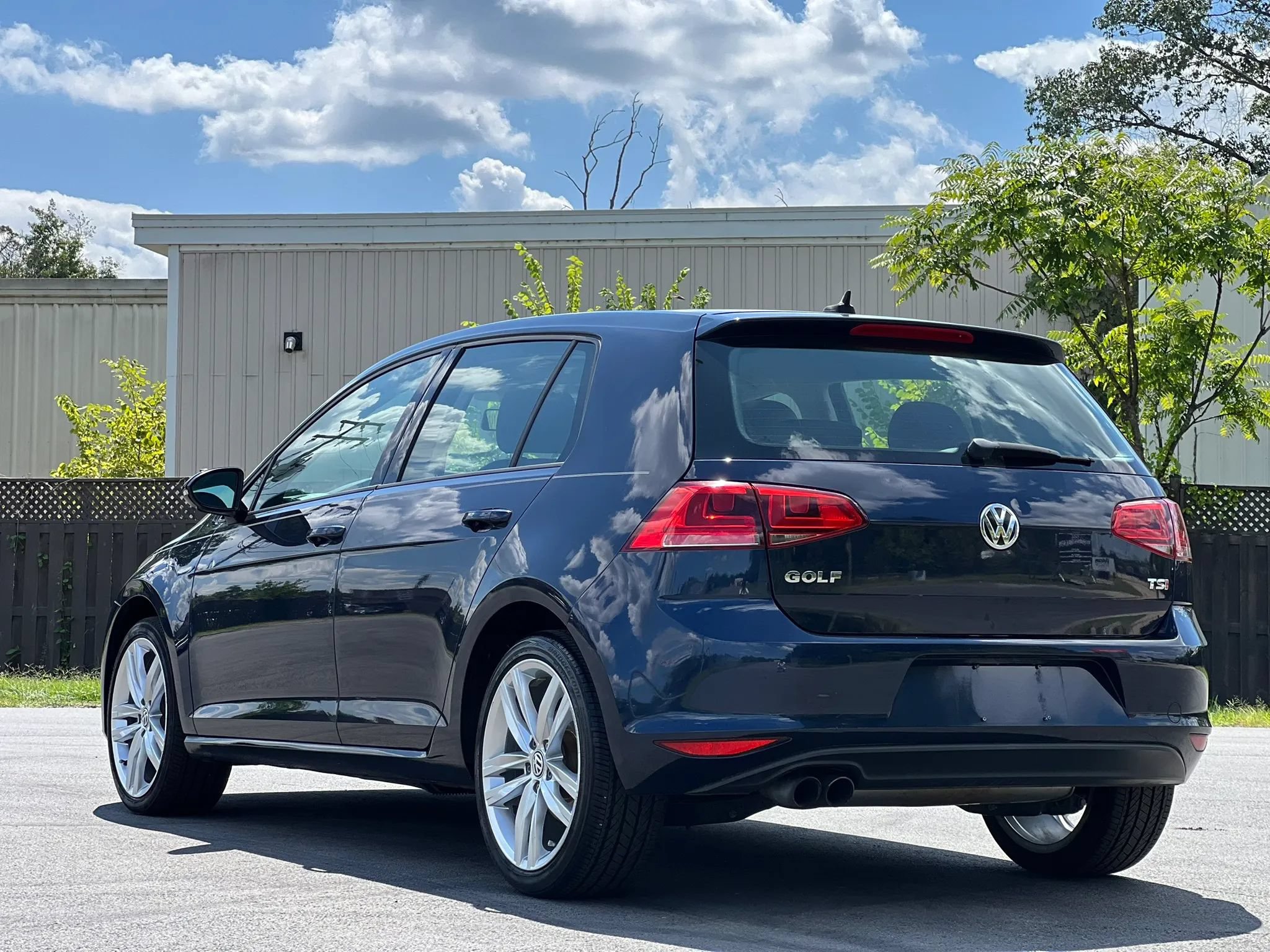 Used 2015 Volkswagen Golf 4-Door FWD image 3