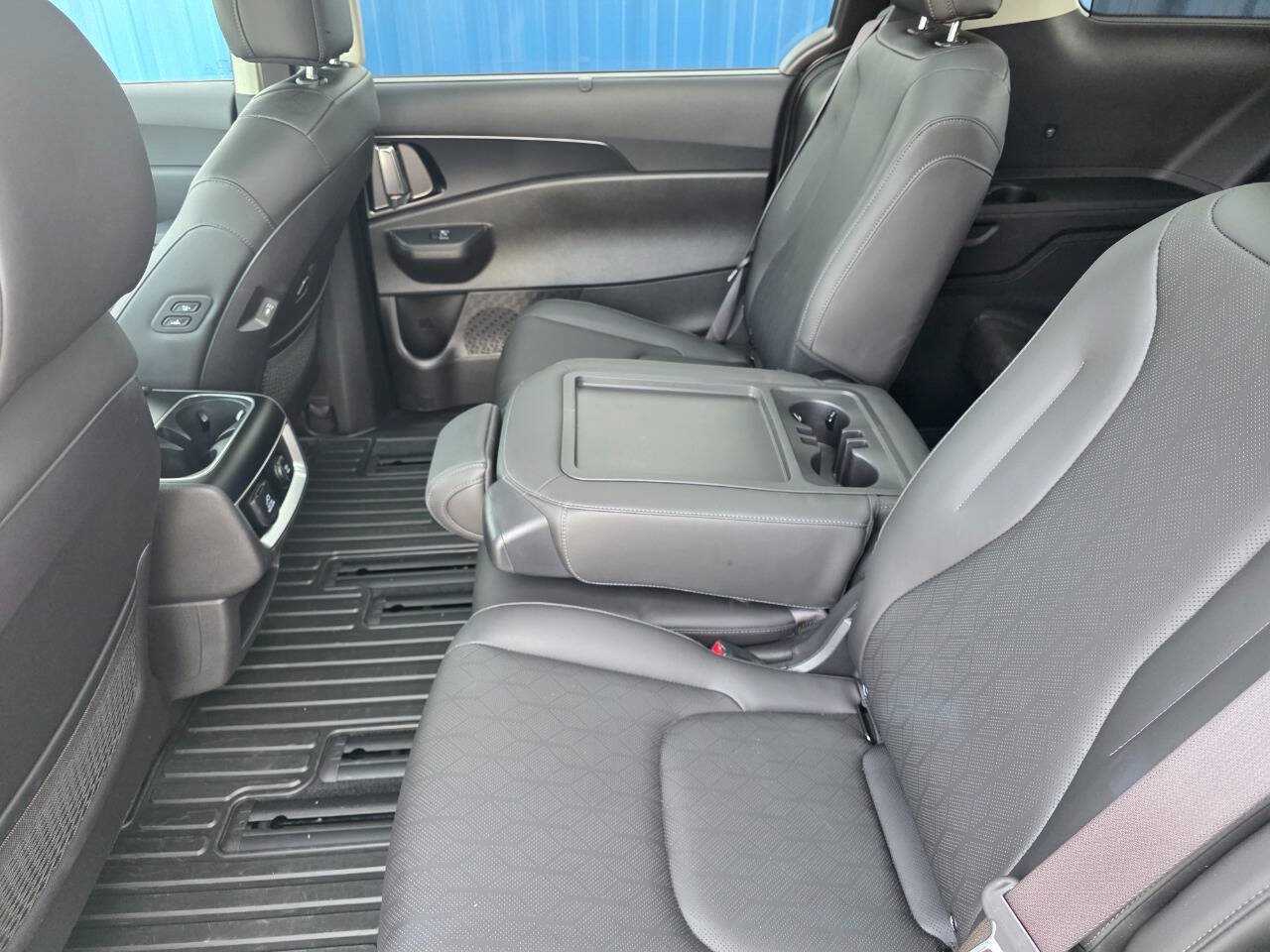 Used 2025 Kia Carnival SX w/ SX Dark Edition Package FWD image 27