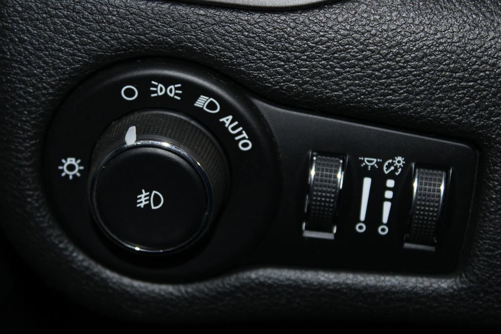 Used 2019 Jeep Cherokee Latitude Plus w/ Comfort/Convenience Group image 39