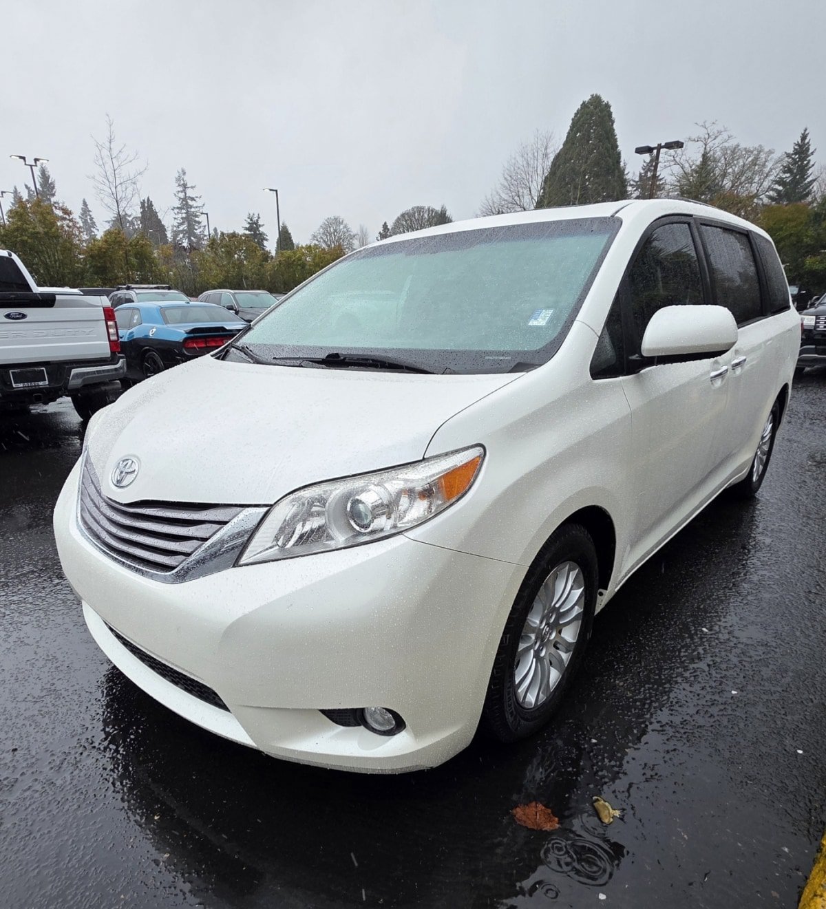 Used 2015 Toyota Sienna XLE w/ XLE Navigation Package FWD image 5