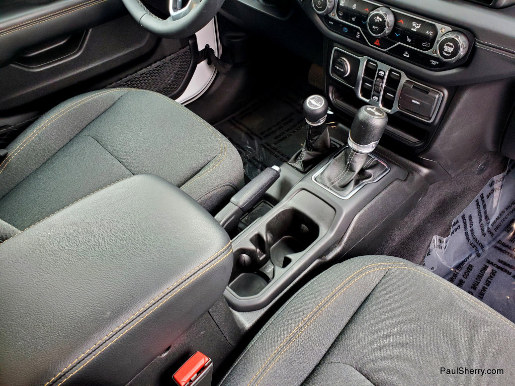 Used 2025 Jeep Wrangler Sahara image 24