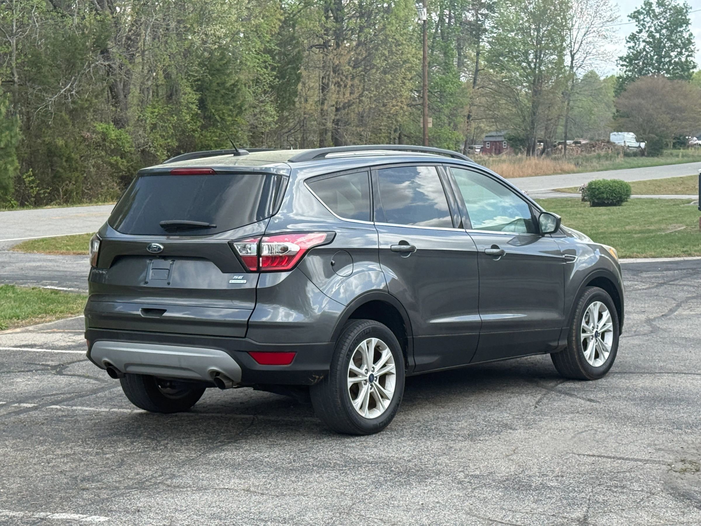 Used 2017 Ford Escape SE w/ Equipment Group 201A FWD image 4