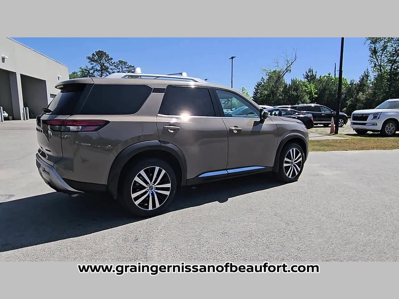 Used 2023 Nissan Pathfinder Platinum w/ Black Appearance Package image 30