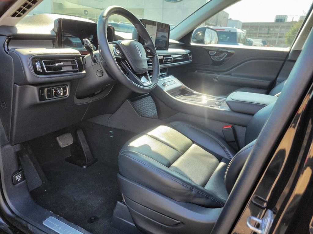 Used 2025 Lincoln Aviator AWD image 17