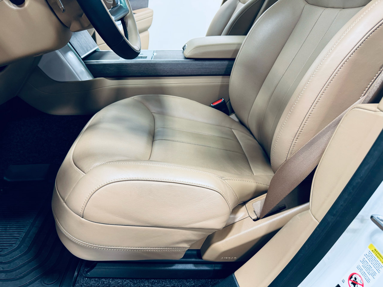 Used 2025 Land Rover Range Rover Long Wheelbase SE image 32