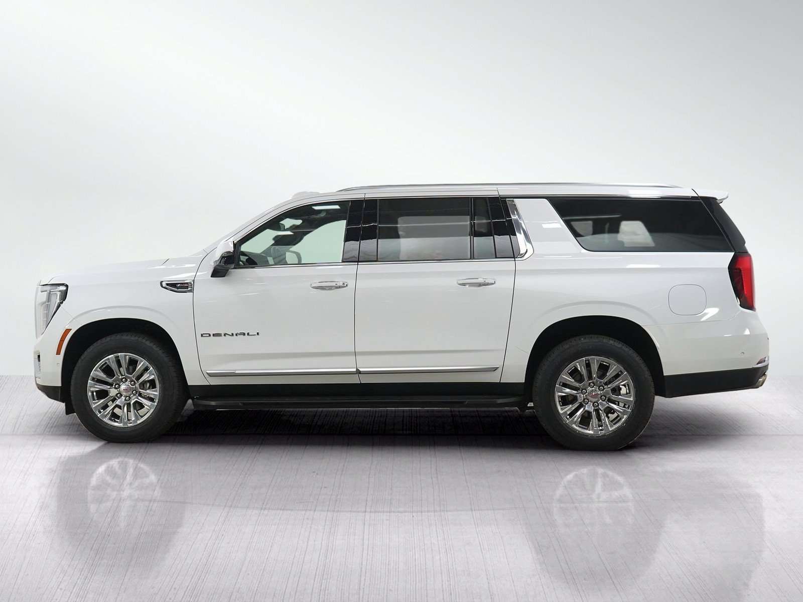 Used 2025 GMC Yukon XL Denali AWD/4WD image 3
