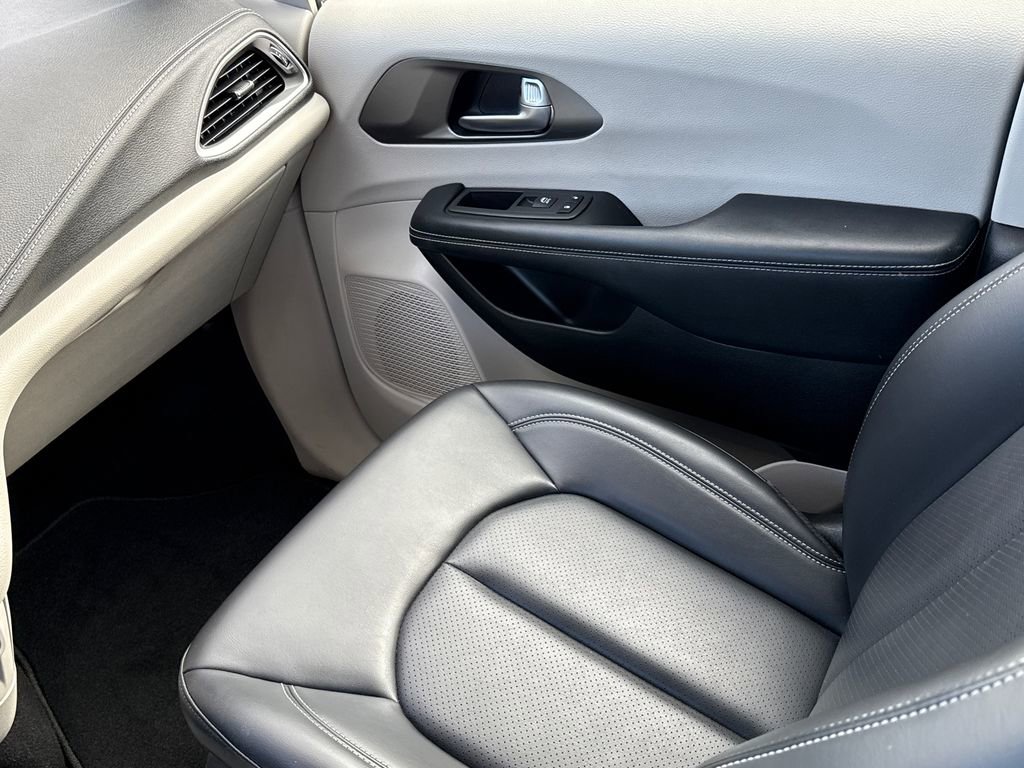 Used 2023 Chrysler Pacifica Touring-L image 15