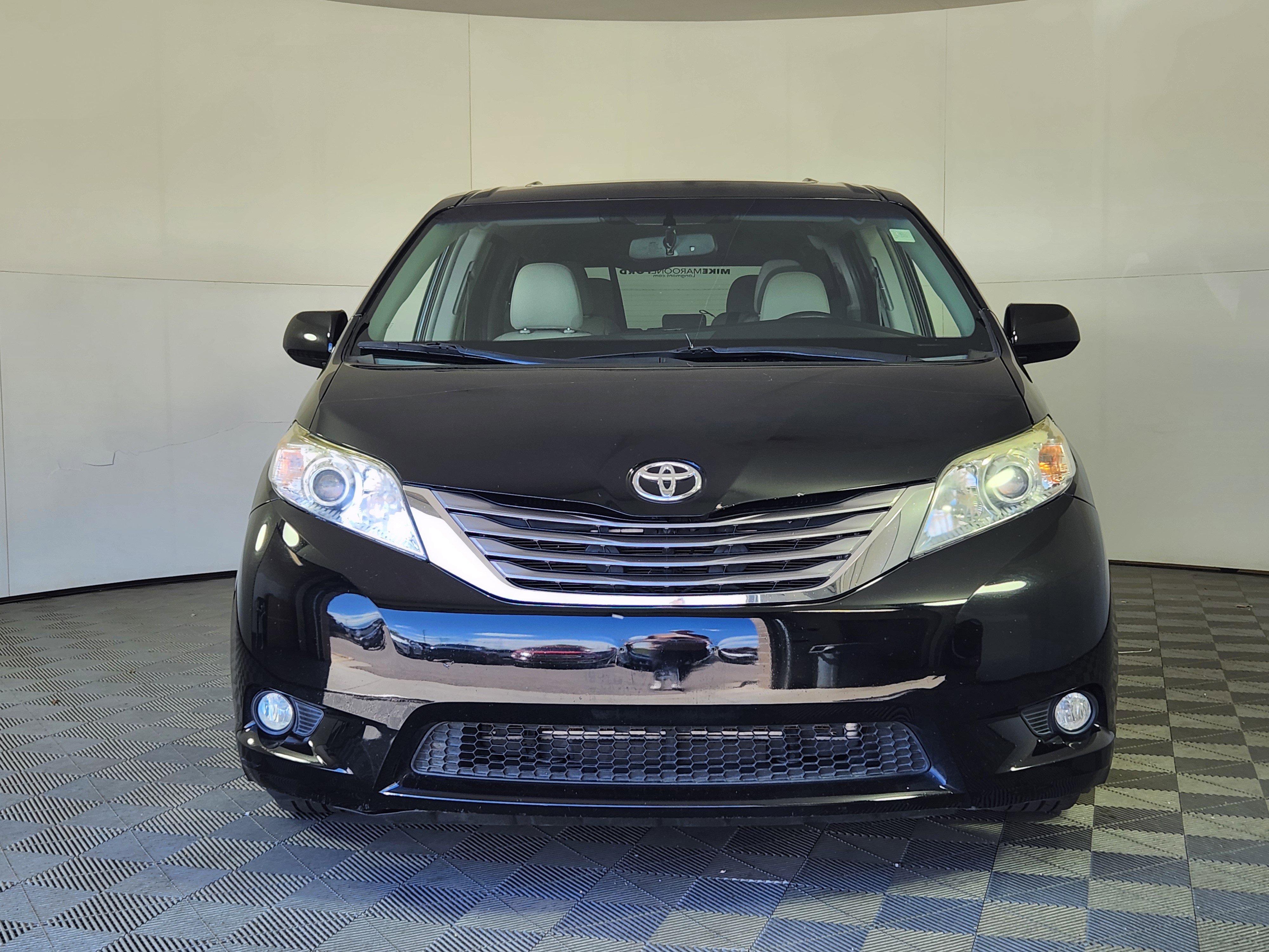 Used 2015 Toyota Sienna XLE Premium FWD image 2