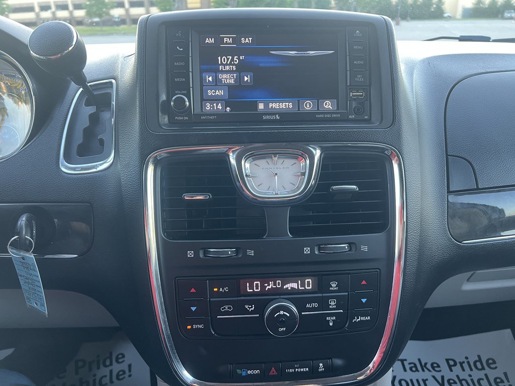 Used 2014 Chrysler Town & Country Touring FWD image 20
