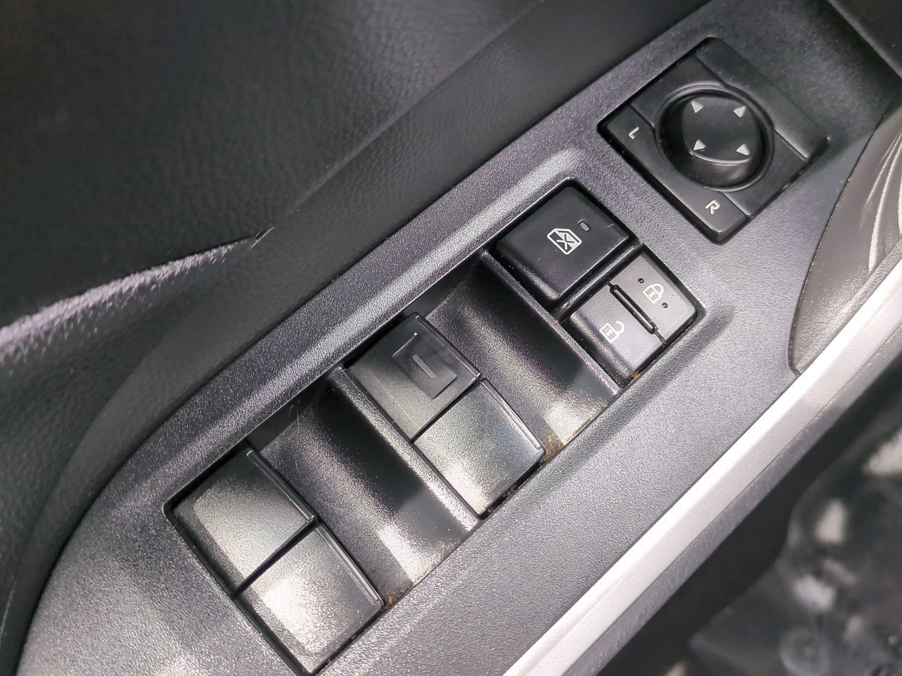 Used 2022 Toyota RAV4 LE FWD image 22