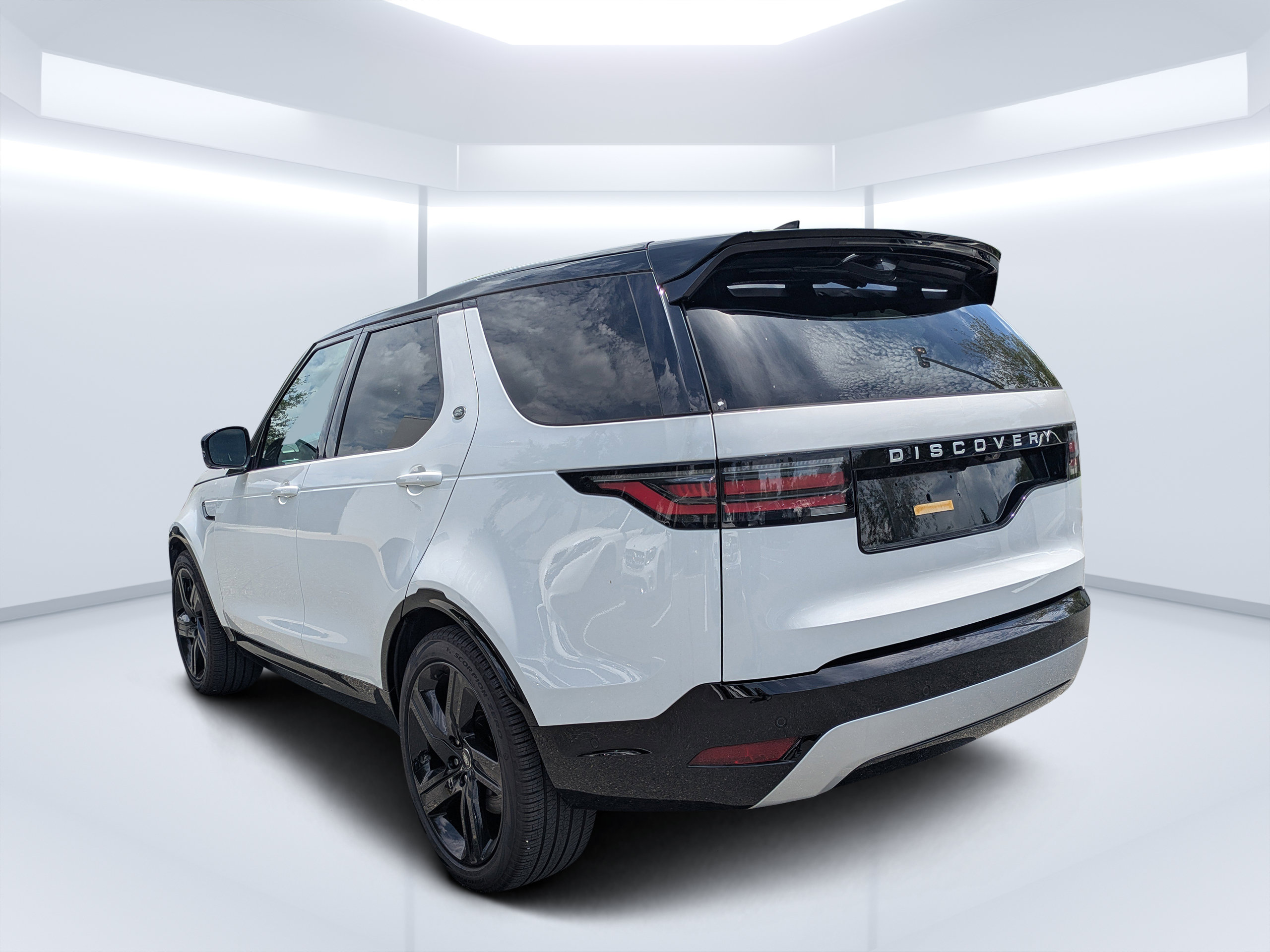 Used 2025 Land Rover Discovery Metropolitan Edition AWD/4WD image 5