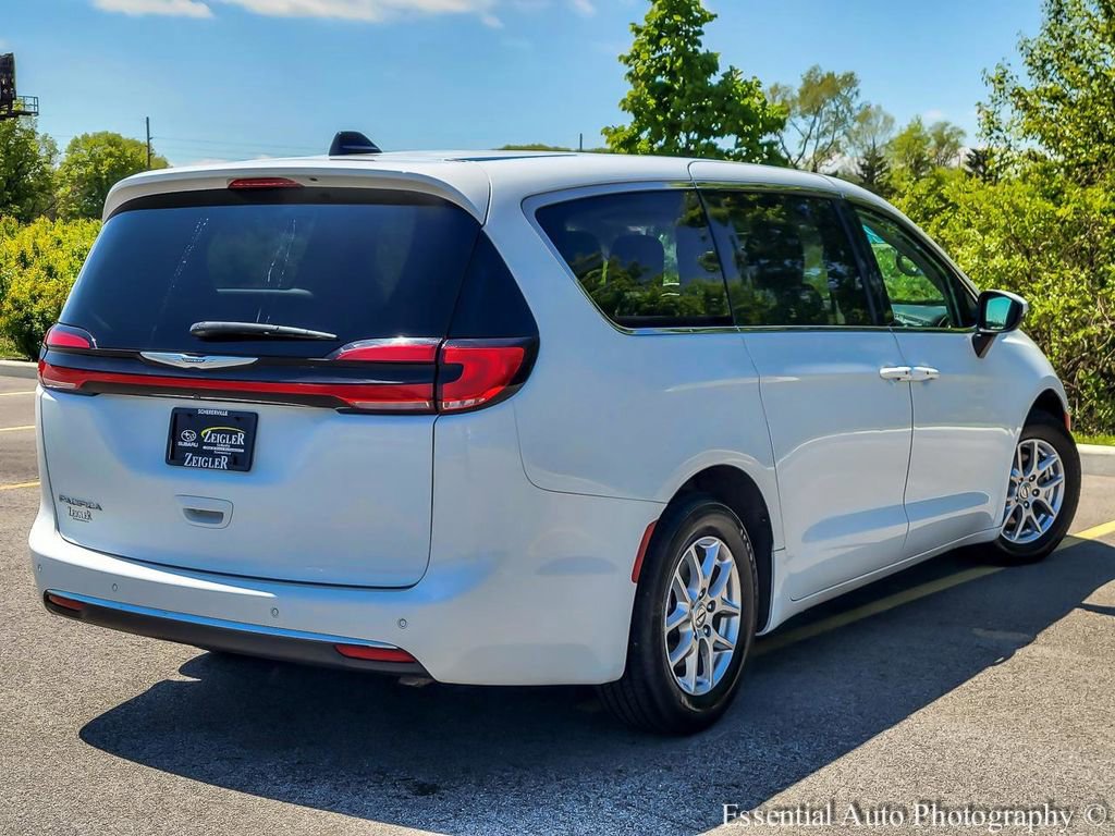 Used 2023 Chrysler Pacifica Touring-L FWD image 7