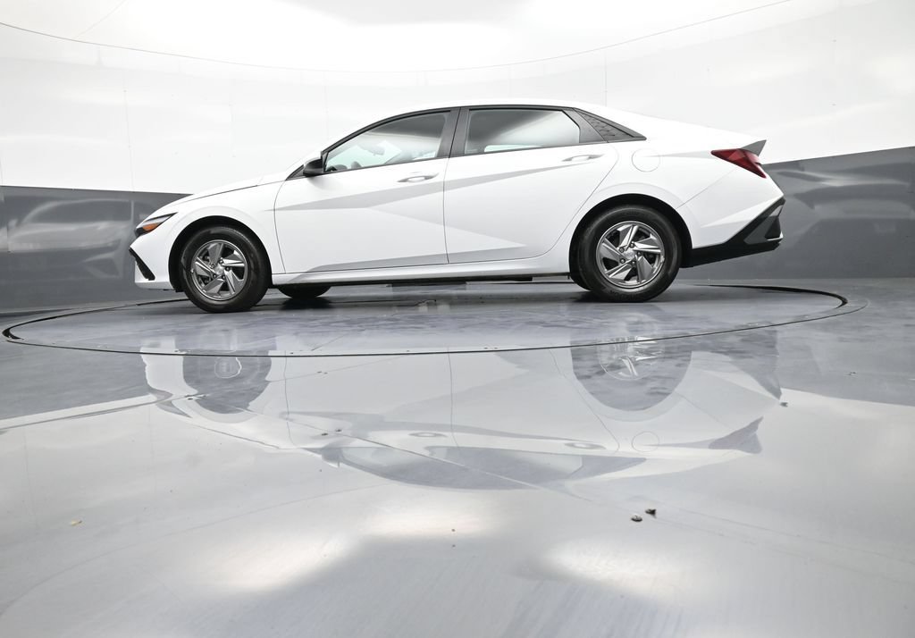 Certified 2025 Hyundai Elantra SE w/ Cargo Package FWD image 32