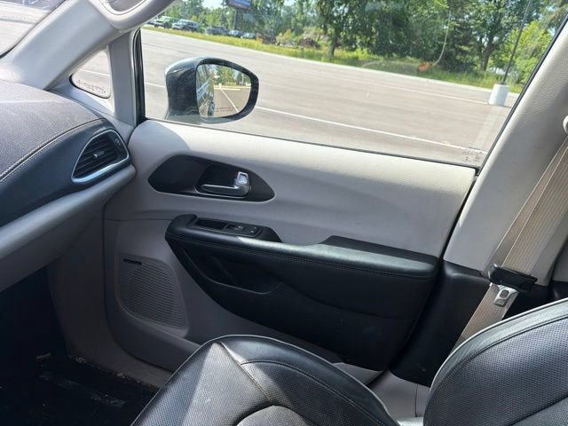Used 2017 Chrysler Pacifica Limited FWD image 12