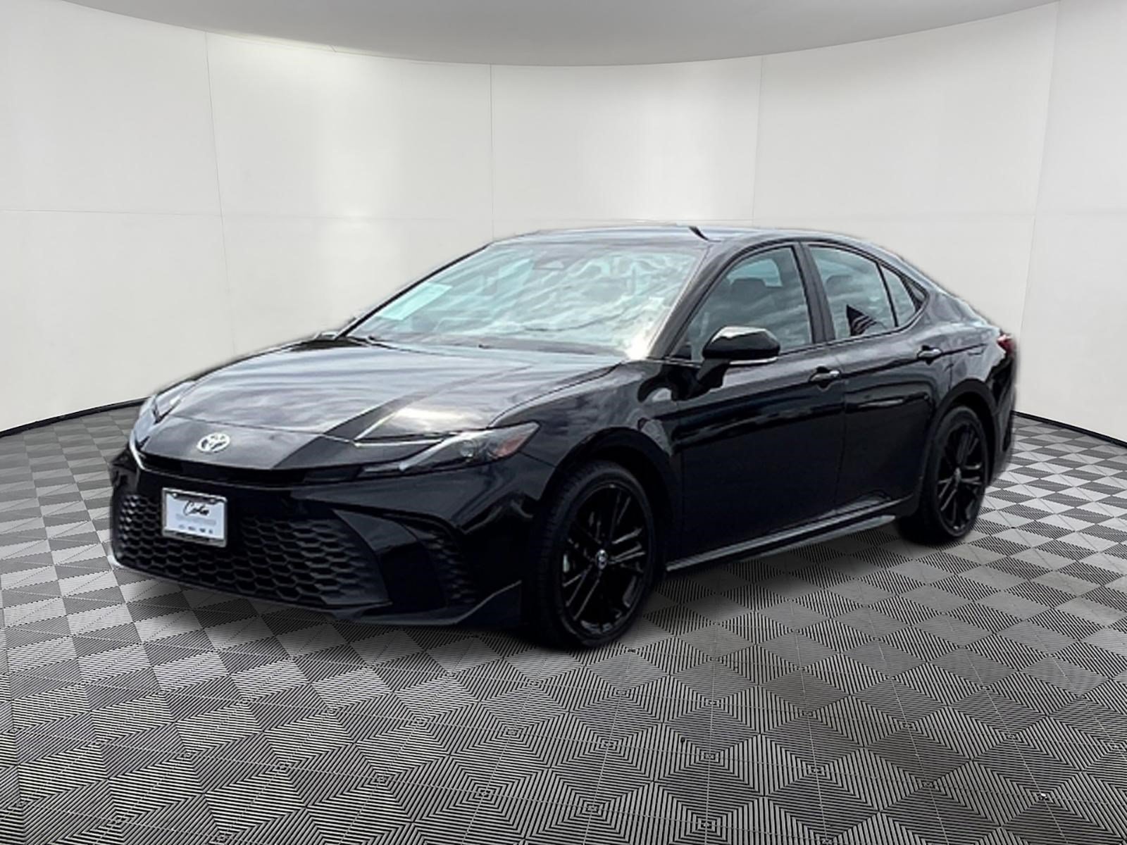 Used 2025 Toyota Camry SE FWD image 3