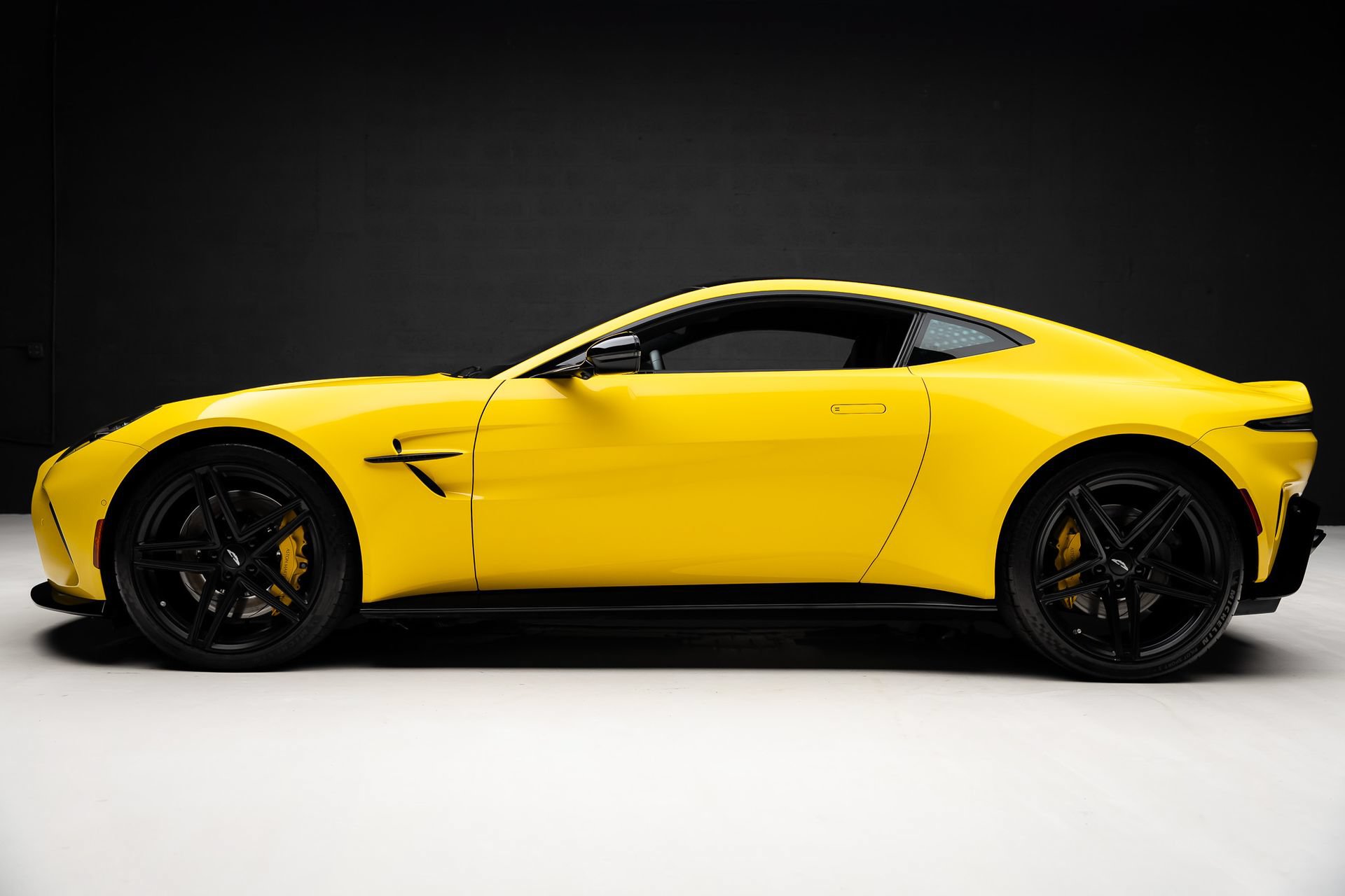 Used 2025 Aston Martin V8 Vantage Coupe RWD image 17
