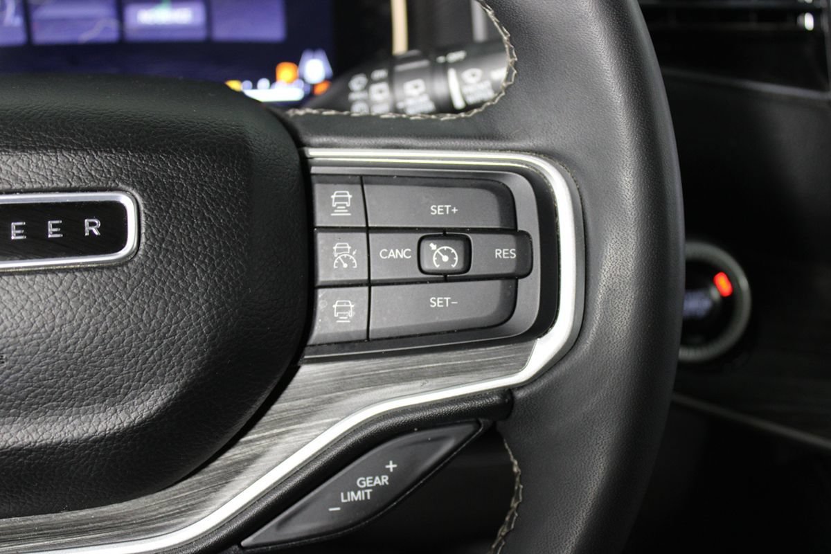 Used 2024 Jeep Wagoneer L Series II RWD image 11