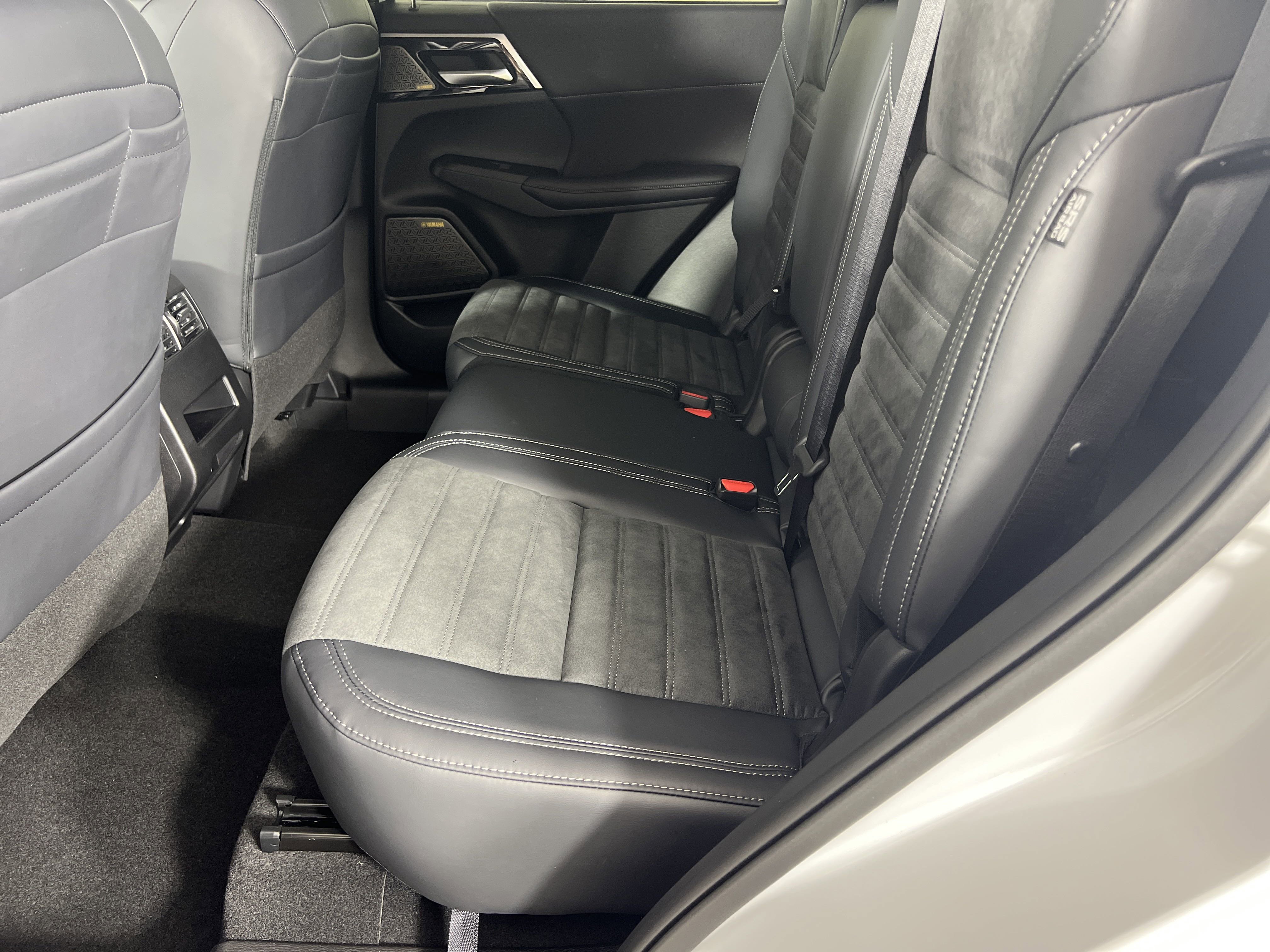 New 2025 Mitsubishi Outlander SE image 11
