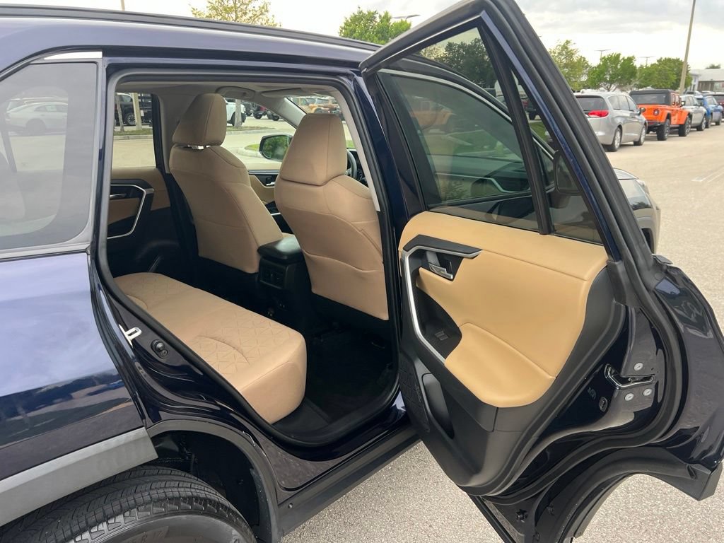 Used 2021 Toyota RAV4 XLE w/ Convenience Package FWD image 17