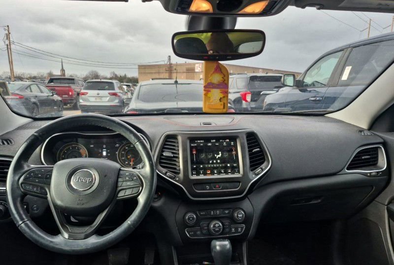Used 2019 Jeep Cherokee Trailhawk image 2