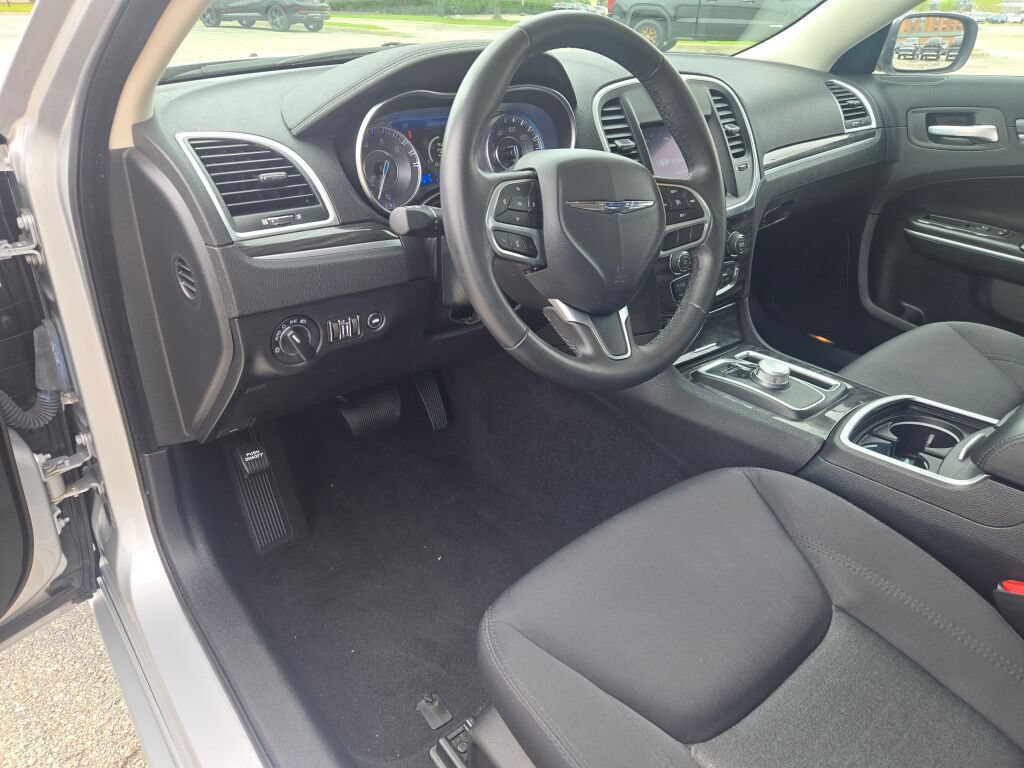Used 2021 Chrysler 300 Touring w/ Chrome Appearance Package RWD image 21