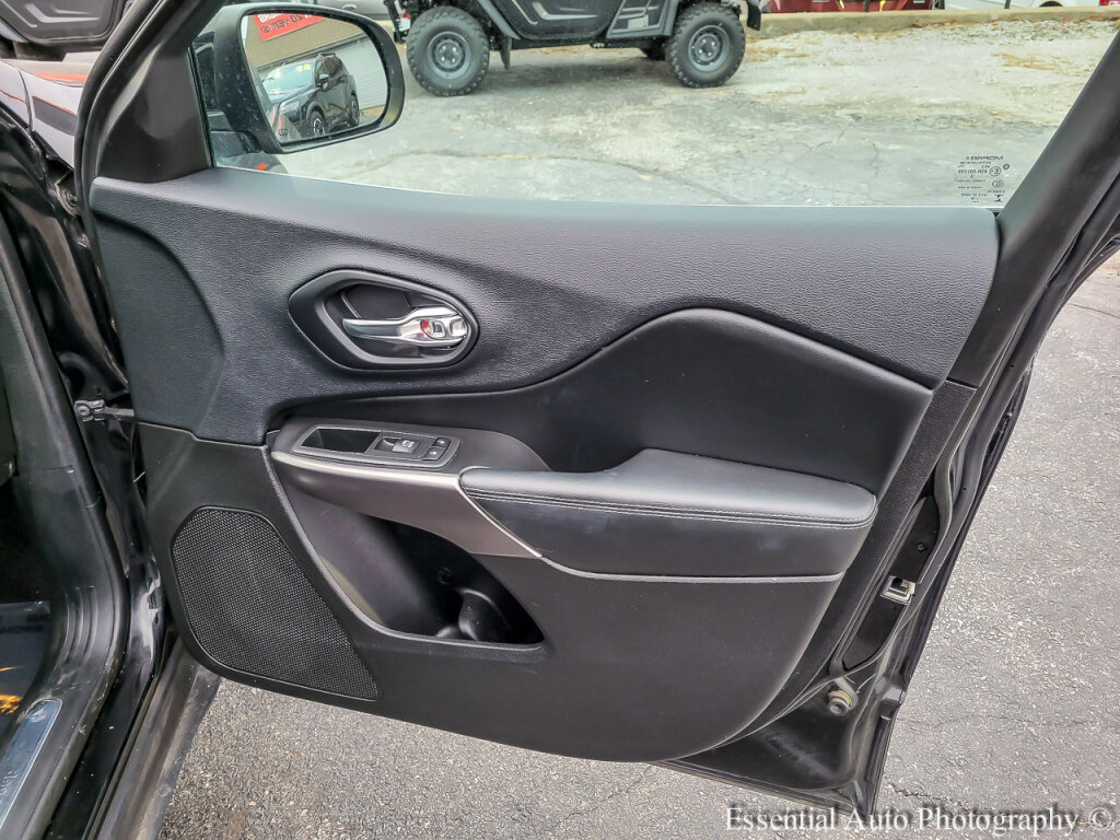 Used 2019 Jeep Cherokee Limited image 32