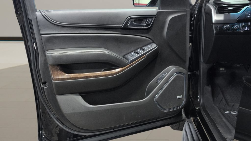 Used 2019 Chevrolet Tahoe LT w/ Luxury Package AWD/4WD image 7