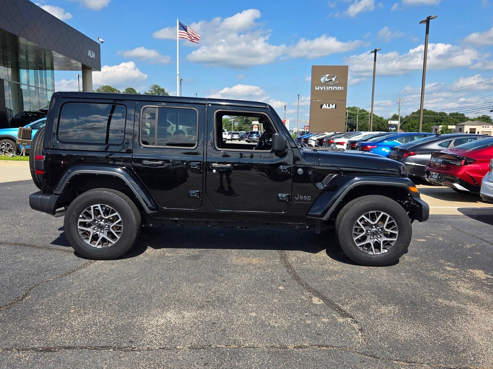 Used 2025 Jeep Wrangler Unlimited Sahara AWD/4WD image 14