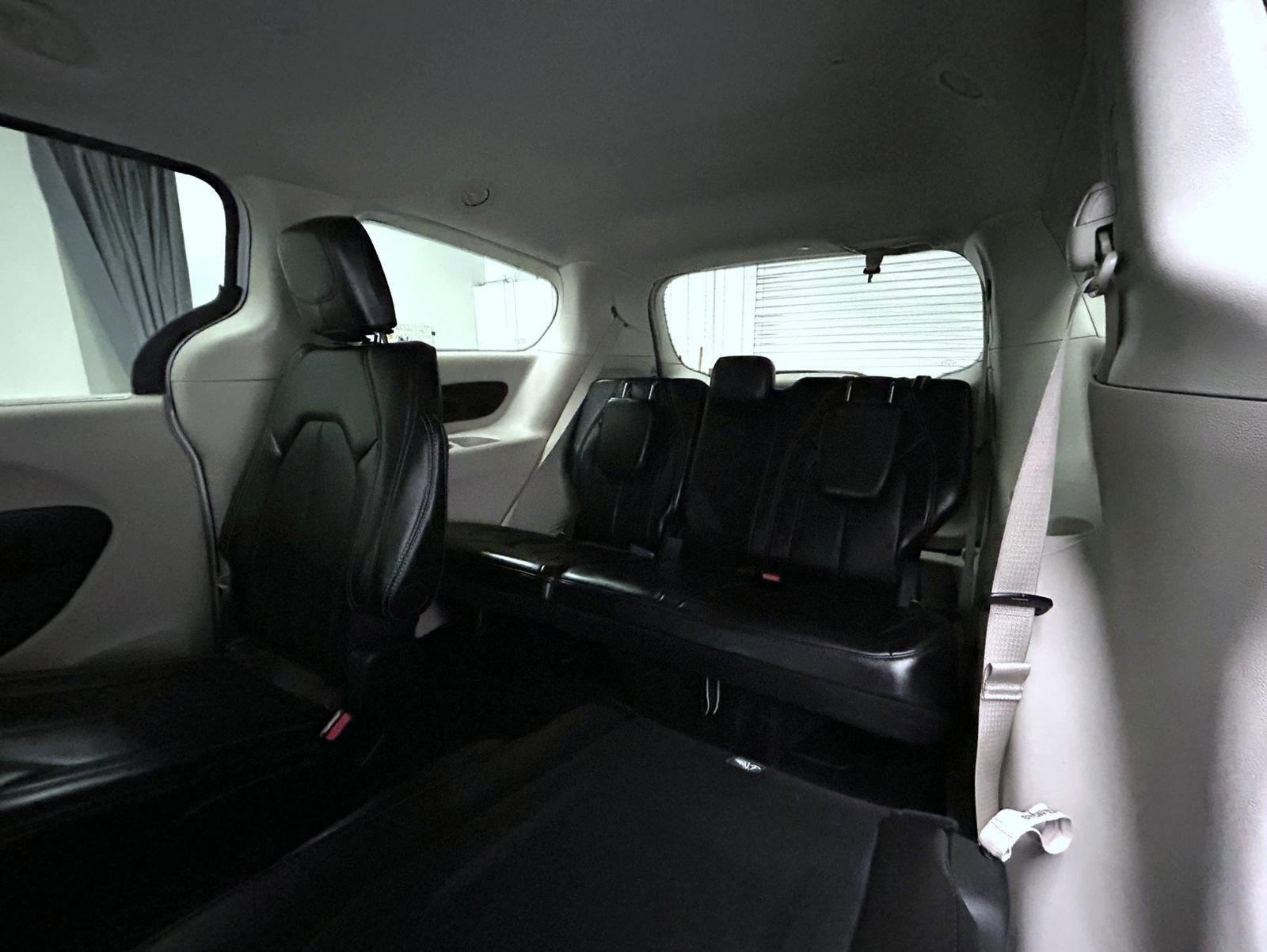 Used 2024 Chrysler Pacifica Touring-L image 19