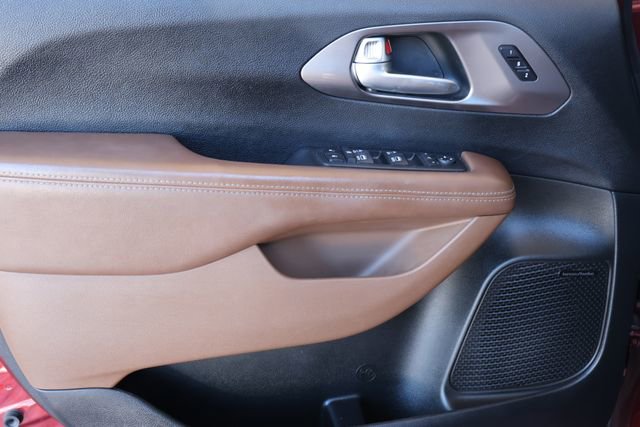 Used 2017 Chrysler Pacifica Limited image 13