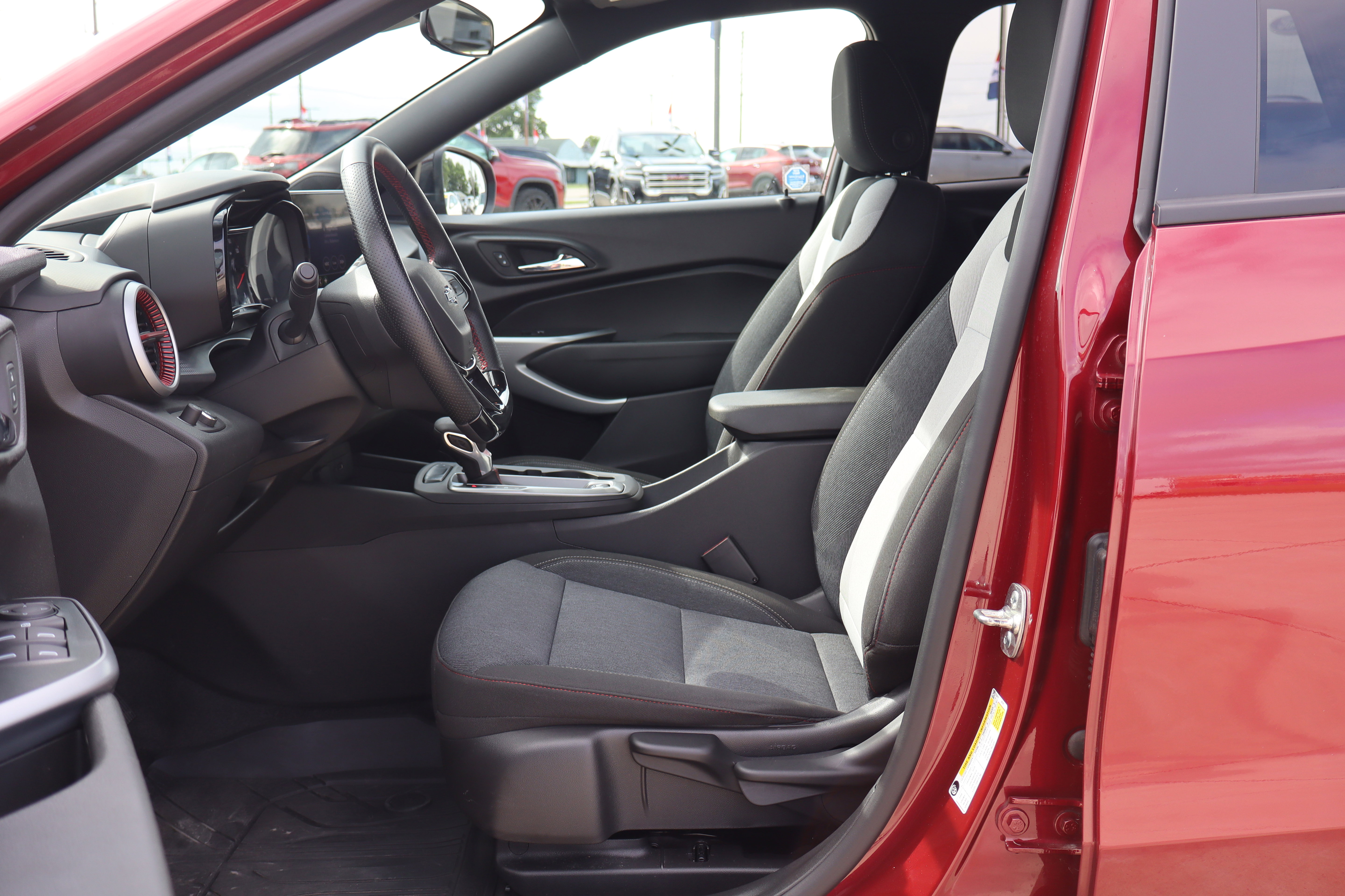 Used 2024 Chevrolet Trax RS FWD image 9