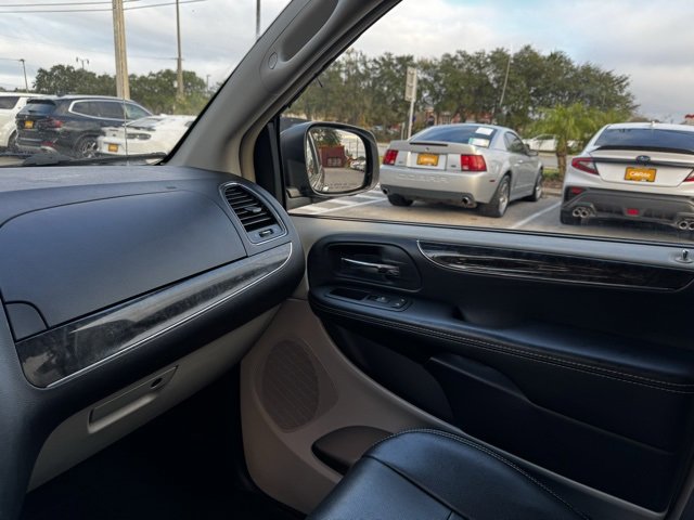 Used 2015 Chrysler Town & Country Touring w/ Driver Convenience Group image 26