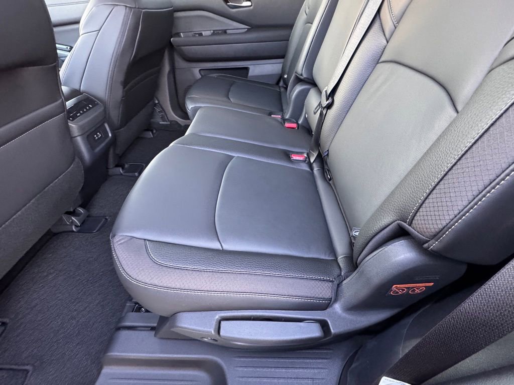 New 2025 Nissan Pathfinder SL image 12