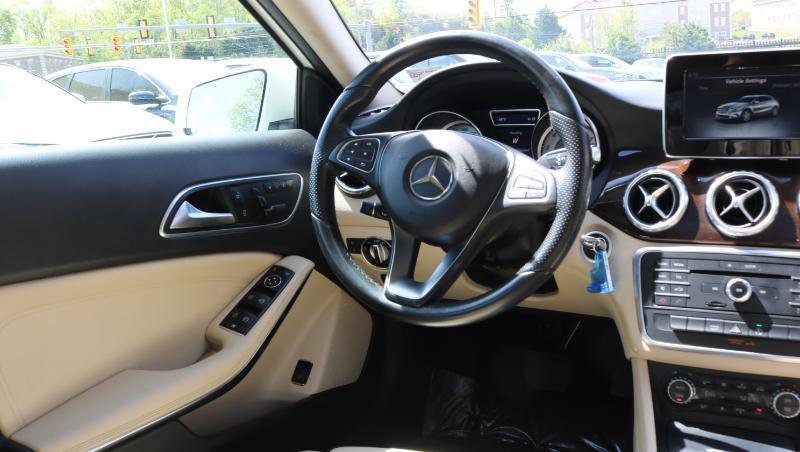 Used 2020 Mercedes-Benz GLA 250 4MATIC w/ Premium Package image 19
