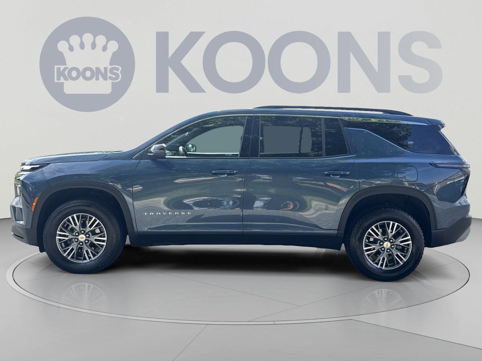 Used 2025 Chevrolet Traverse LT AWD/4WD image 2
