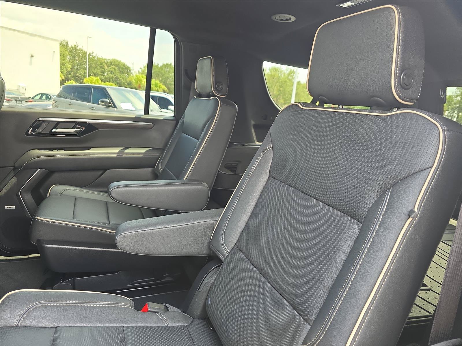 Used 2025 Chevrolet Suburban Premier AWD/4WD image 12